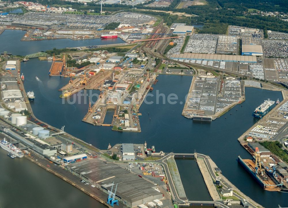 Bremerhaven aus der Vogelperspektive: Hafenanlagen am Ufer des Hafenbeckens Überseehafen in Bremerhaven im Bundesland Bremen, Deutschland