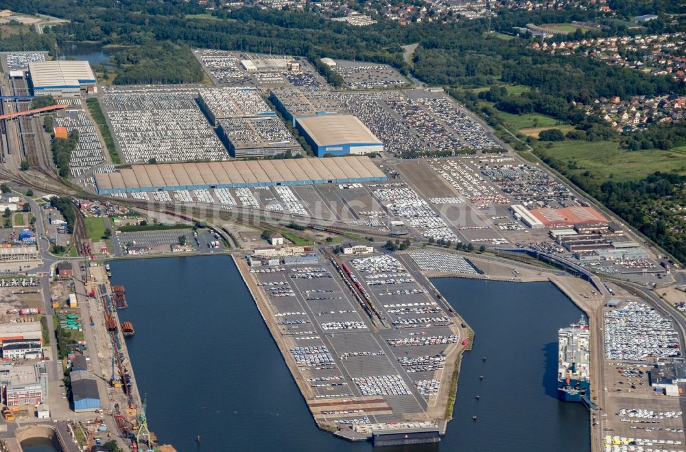 Luftbild Bremerhaven - Hafenanlagen am Ufer des Hafenbeckens Überseehafen in Bremerhaven im Bundesland Bremen, Deutschland