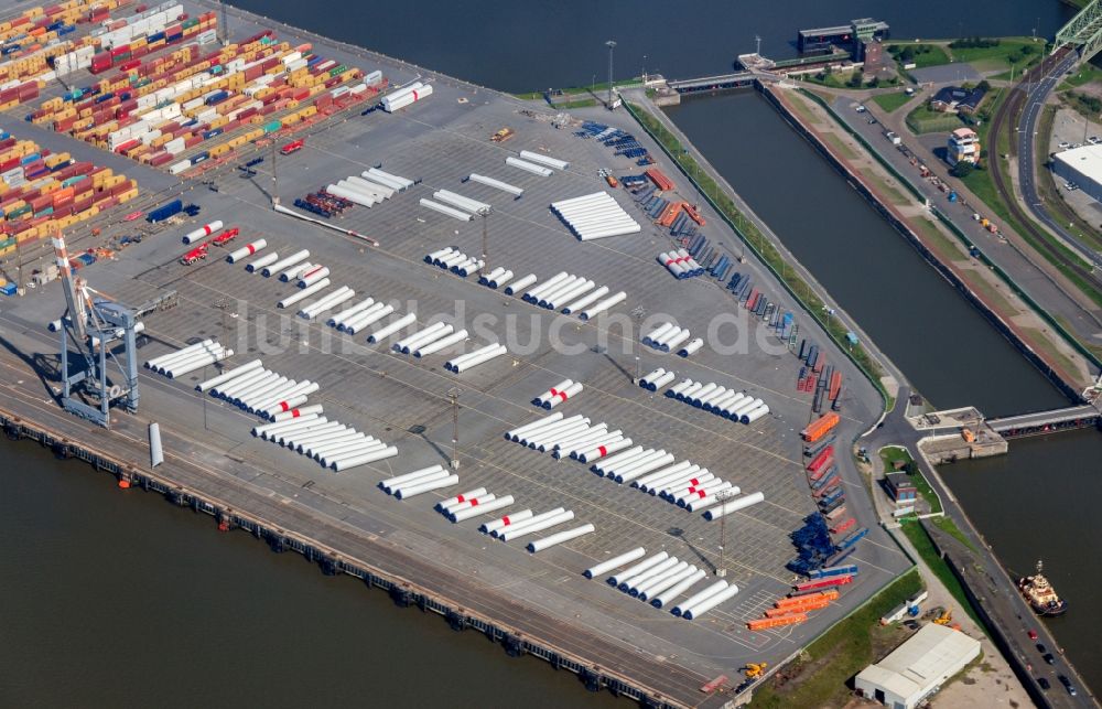 Luftaufnahme Bremerhaven - Hafenanlagen am Ufer des Hafenbeckens Überseehafen in Bremerhaven im Bundesland Bremen, Deutschland