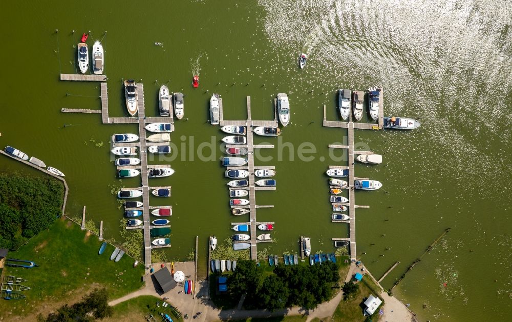 Jabel von oben - Hafenanlagen am Ufer des Hafenbeckens von my-bootsurlaub.de in Jabel im Bundesland Mecklenburg-Vorpommern