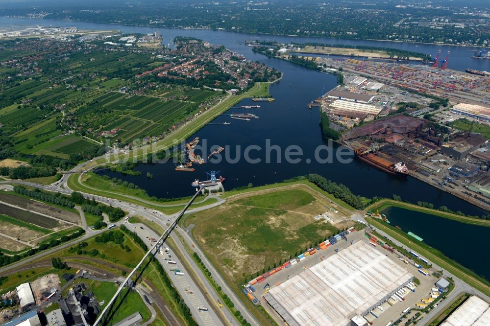 Luftaufnahme Hamburg - Hafenanlagen am Ufer des Hafenbeckens Dradenauhafen an der Finkenwerder Straße in Hamburg