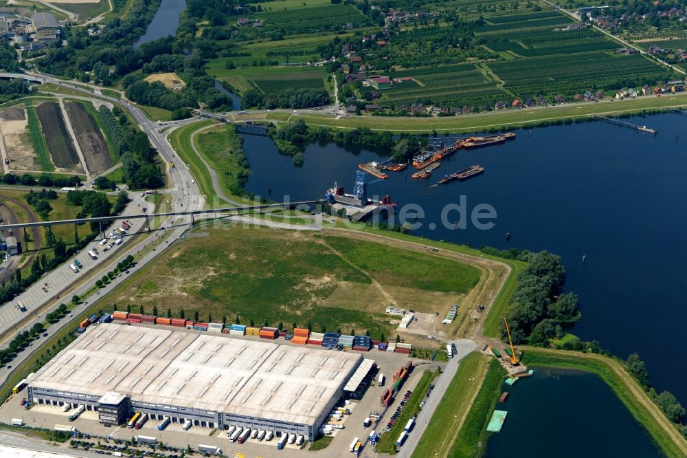 Hamburg von oben - Hafenanlagen am Ufer des Hafenbeckens Dradenauhafen an der Finkenwerder Straße in Hamburg