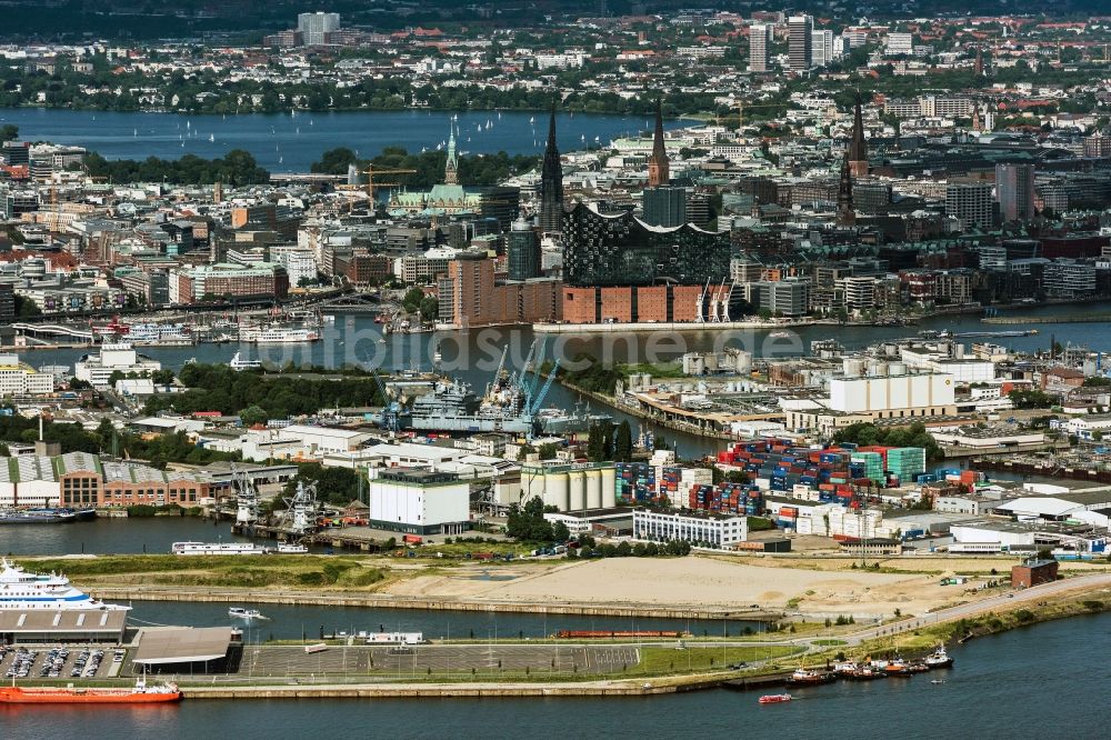 Hamburg aus der Vogelperspektive: Hafenanlagen am Ufer des Hafenbeckens an der Elbe in Hamburg, Deutschland