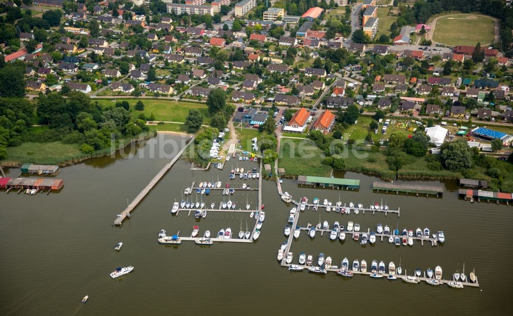 Luftbild Rechlin - Hafenanlagen am Ufer des Hafenbeckens des Ferienzentrums Yachthafen Rechlin auf dem See kleine Müritz in Rechlin im Bundesland Mecklenburg-Vorpommern