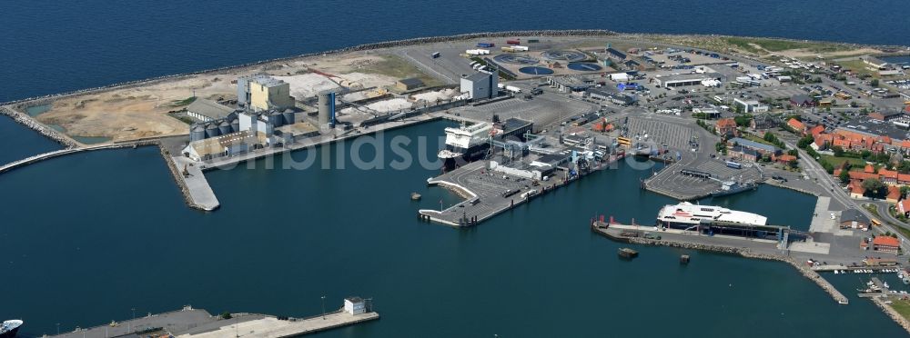 Luftbild Ronne - Insel Bornholm - Hafenanlagen am Ufer des Hafenbeckens Fährhafen und Güterhafen der Insel Bornholm in Rønne in Region Hovedstaden, Dänemark