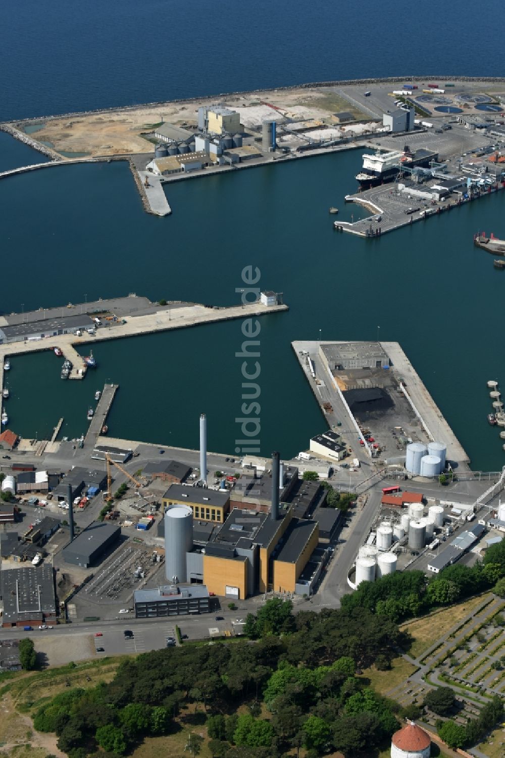 Ronne - Insel Bornholm von oben - Hafenanlagen am Ufer des Hafenbeckens Fährhafen und Güterhafen der Insel Bornholm in Rønne in Region Hovedstaden, Dänemark