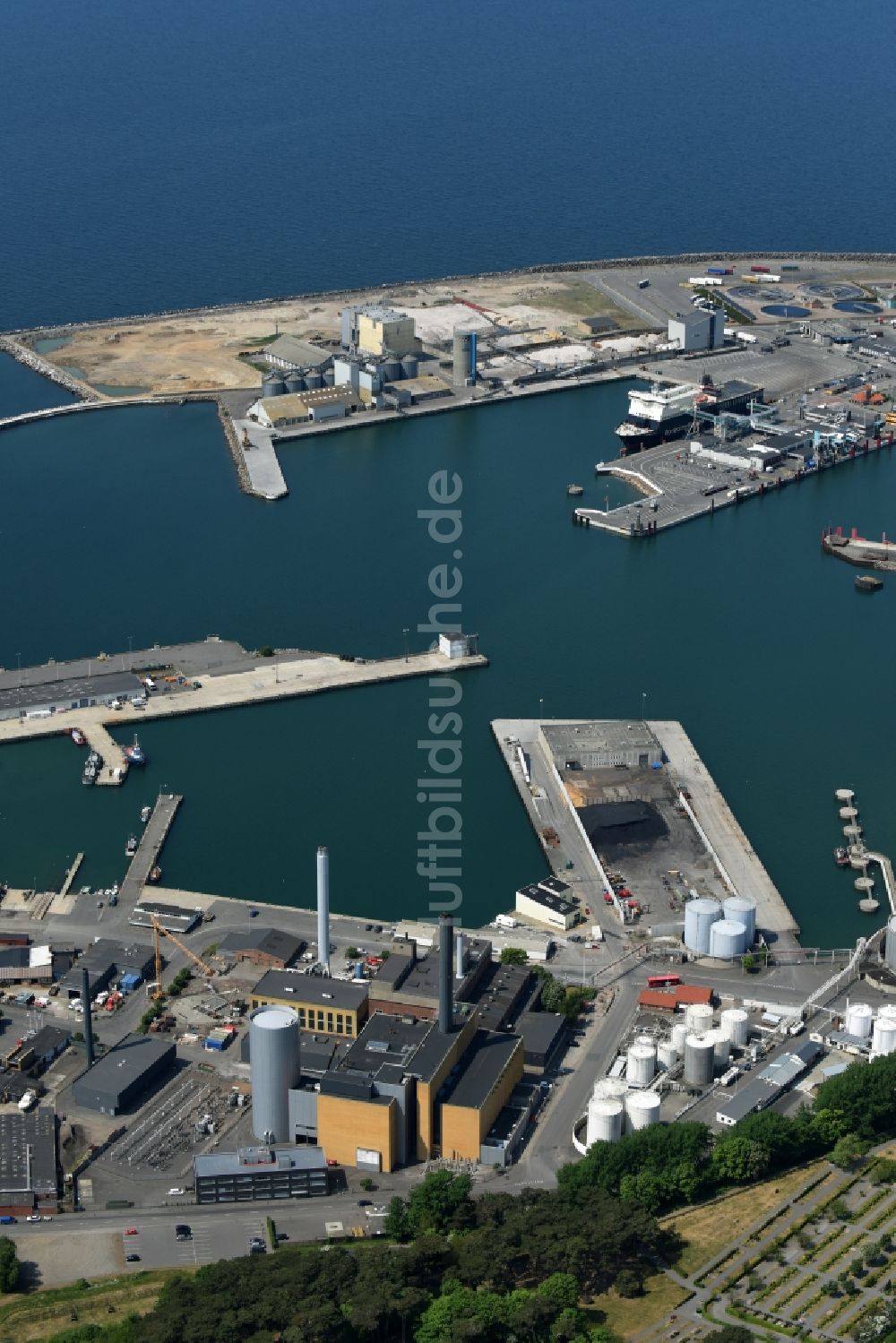 Ronne - Insel Bornholm aus der Vogelperspektive: Hafenanlagen am Ufer des Hafenbeckens Fährhafen und Güterhafen der Insel Bornholm in Rønne in Region Hovedstaden, Dänemark