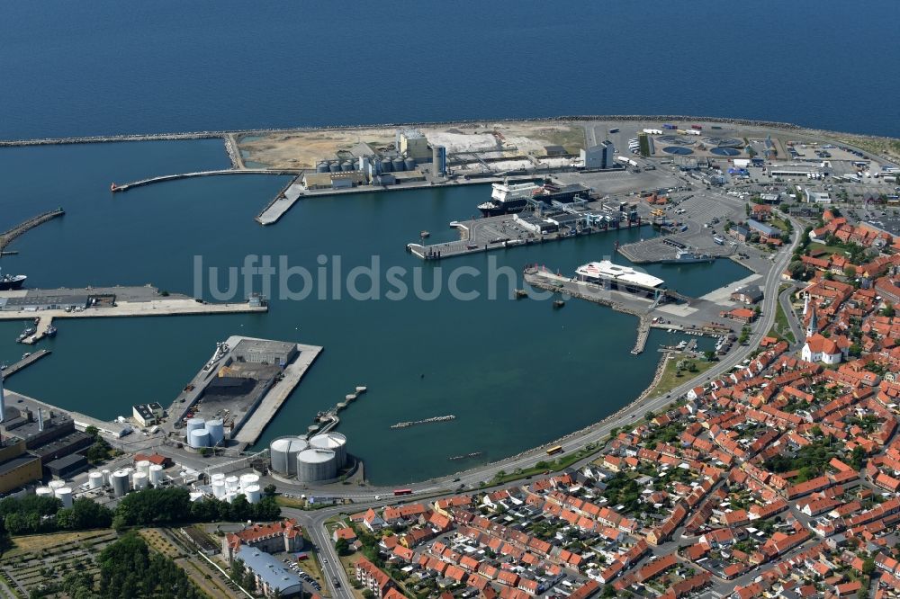 Luftaufnahme Ronne - Insel Bornholm - Hafenanlagen am Ufer des Hafenbeckens Fährhafen und Güterhafen der Insel Bornholm in Rønne in Region Hovedstaden, Dänemark