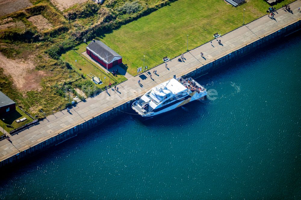 Luftbild Helgoland - Hafenanlagen am Ufer des Hafenbeckens mit dem Fährschiff Katamaran Adler Cat in Helgoland im Bundesland Schleswig-Holstein, Deutschland