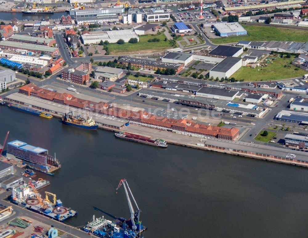 Luftaufnahme Bremerhaven - Hafenanlagen am Ufer des Hafenbeckens Fischereihafen in Bremerhaven im Bundesland Bremen, Deutschland