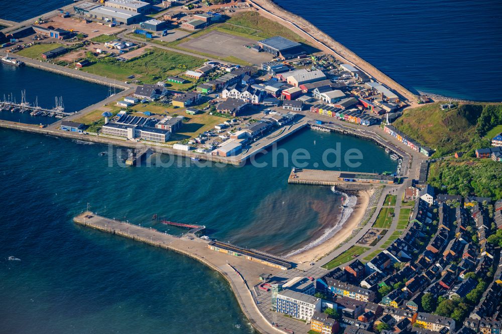 Luftbild Helgoland - Hafenanlagen am Ufer des Hafenbeckens Frachthafen in Helgoland im Bundesland Schleswig-Holstein, Deutschland