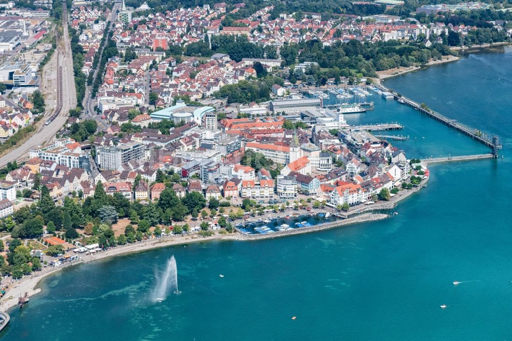 Friedrichshafen aus der Vogelperspektive: Hafenanlagen am Ufer des Hafenbeckens in Friedrichshafen im Bundesland Baden-Württemberg, Deutschland