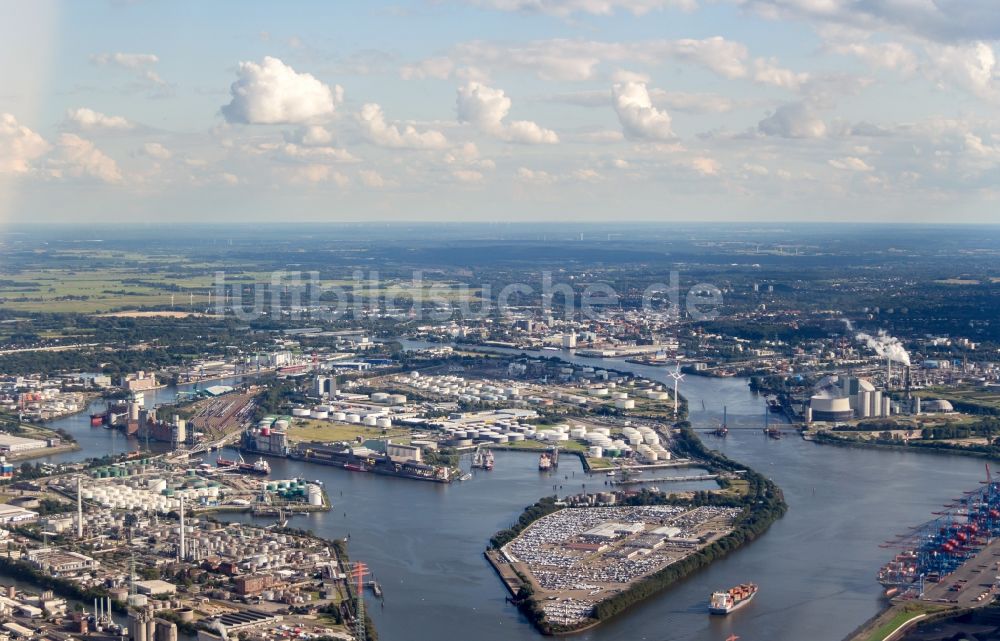 Hamburg aus der Vogelperspektive: Hafenanlagen am Ufer des Hafenbeckens in Hamburg, Deutschland