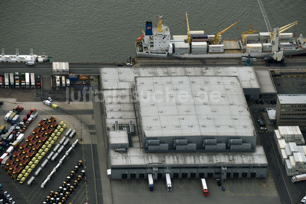 Luftaufnahme Hamburg - Hafenanlagen am Ufer des Hafenbeckens HHLA Frucht- und Kühl-Zentrum Dessauer Straße im Ortsteil Kleiner Grasbrook in Hamburg