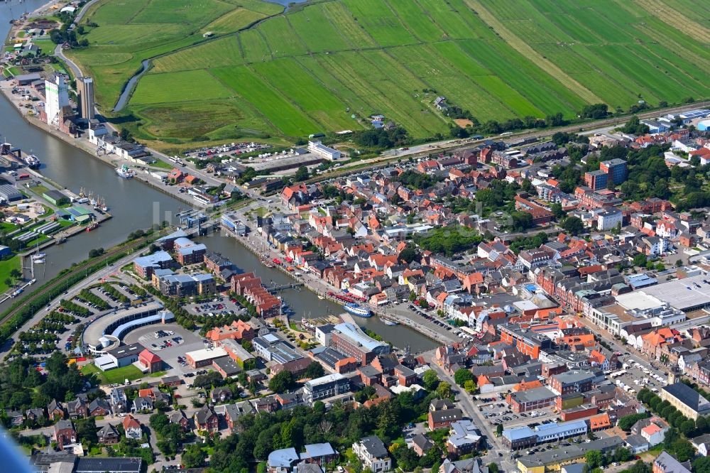 Luftaufnahme Husum - Hafenanlagen am Ufer des Hafenbeckens Husumer Au in Husum im Bundesland Schleswig-Holstein, Deutschland