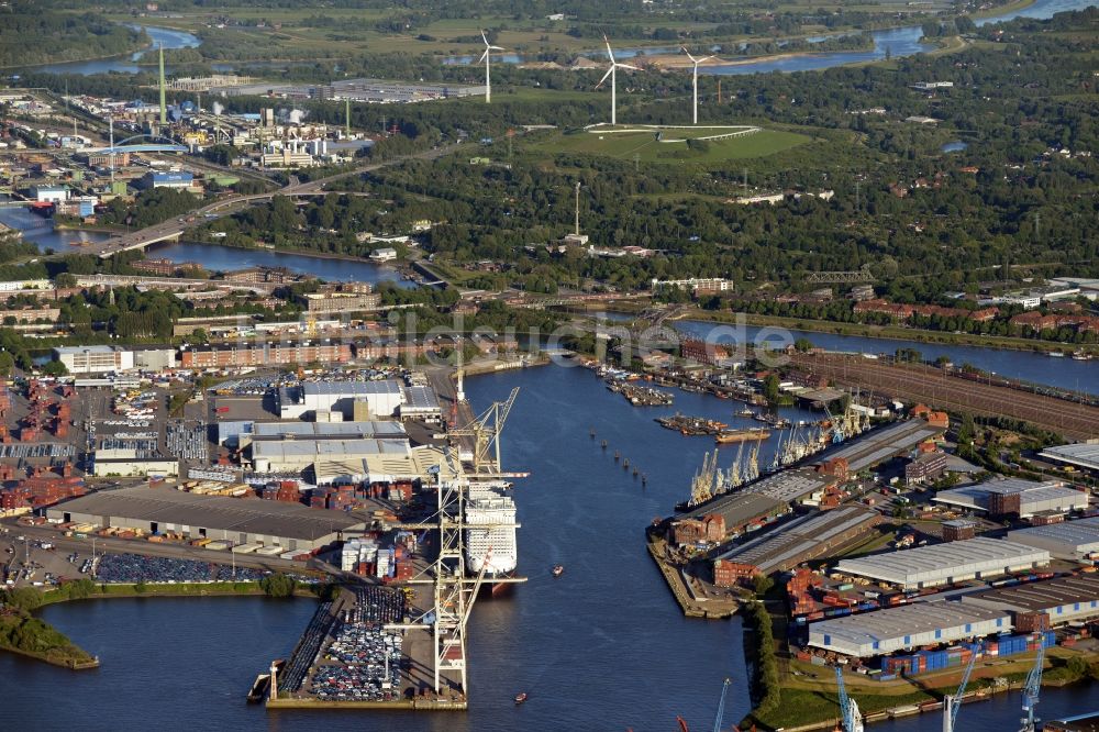 Hamburg aus der Vogelperspektive: Hafenanlagen am Ufer des Hafenbeckens Kleiner Grasbrook in Hamburg, Deutschland