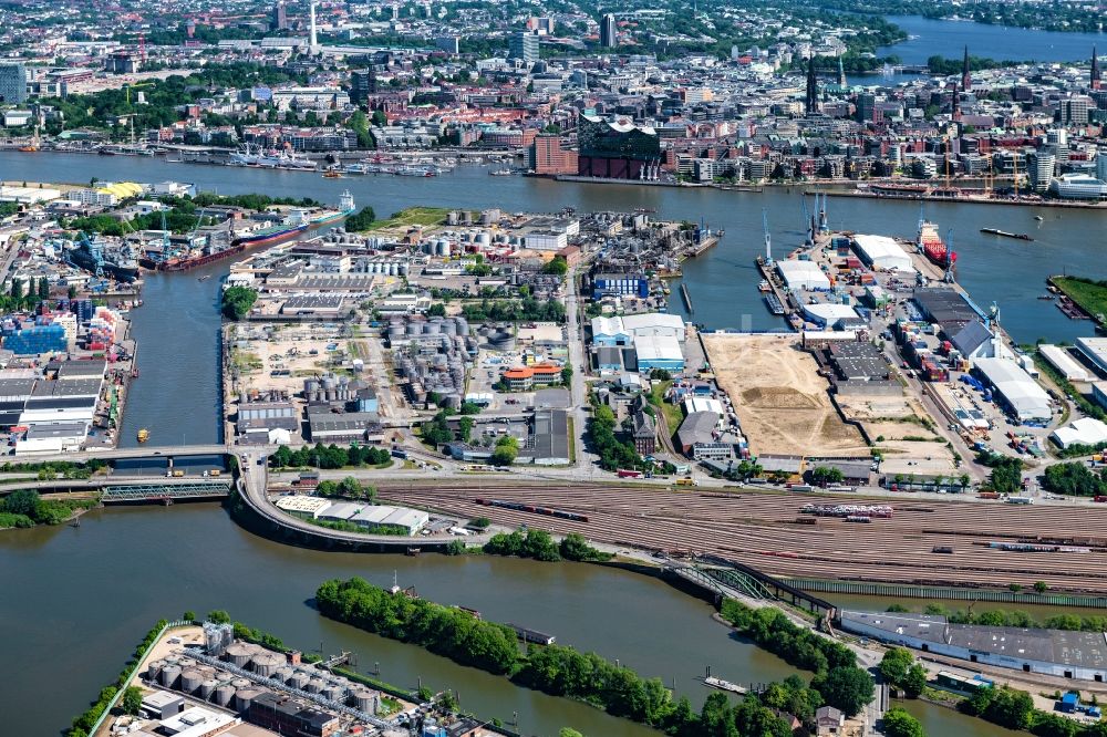 Hamburg von oben - Hafenanlagen am Ufer des Hafenbeckens am Klütjenfelder Hafen entlang der Klütjenfelder Straße im Ortsteil Kleiner Grasbrook in Hamburg, Deutschland