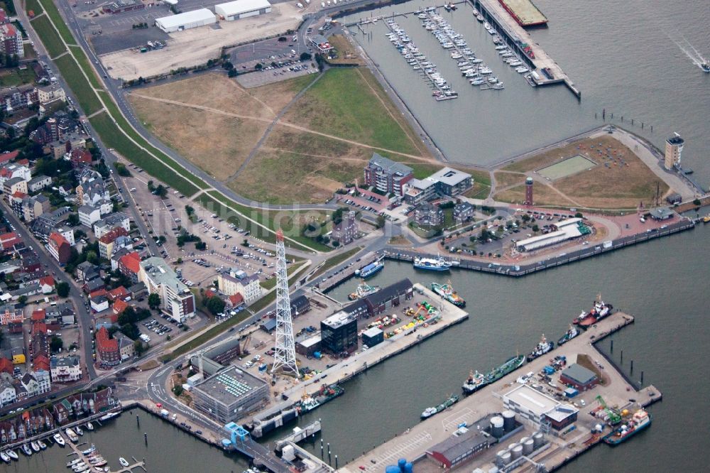 Luftbild Cuxhaven - Hafenanlagen am Ufer des Hafenbeckens Landwehrkanal und Leuchtturm Alte Liebe in Cuxhaven im Bundesland Niedersachsen