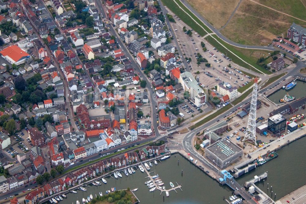 Luftaufnahme Cuxhaven - Hafenanlagen am Ufer des Hafenbeckens Landwehrkanal und Leuchtturm Alte Liebe in Cuxhaven im Bundesland Niedersachsen