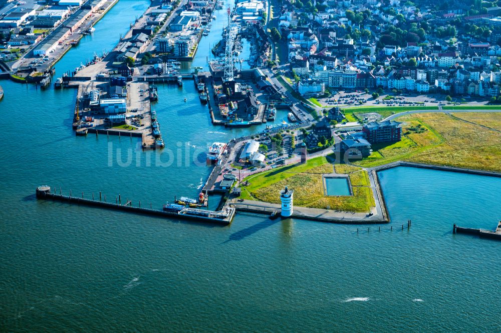 Cuxhaven aus der Vogelperspektive: Hafenanlagen am Ufer des Hafenbeckens Landwehrkanal und Leuchtturm Alte Liebe in Cuxhaven im Bundesland Niedersachsen