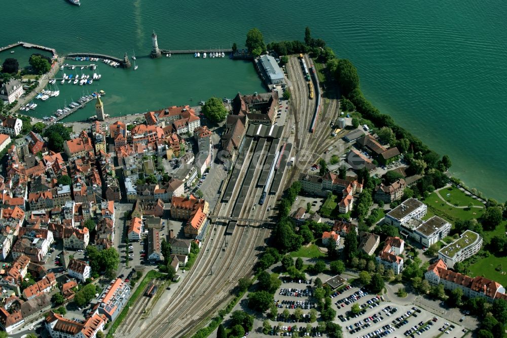 Lindau (Bodensee) von oben - Hafenanlagen am Ufer des Hafenbeckens am Lindau Hbf in Lindau (Bodensee) im Bundesland Bayern, Deutschland