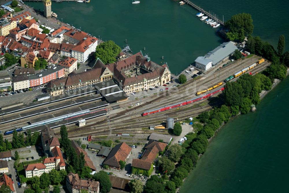 Lindau (Bodensee) aus der Vogelperspektive: Hafenanlagen am Ufer des Hafenbeckens am Lindau Hbf in Lindau (Bodensee) im Bundesland Bayern, Deutschland