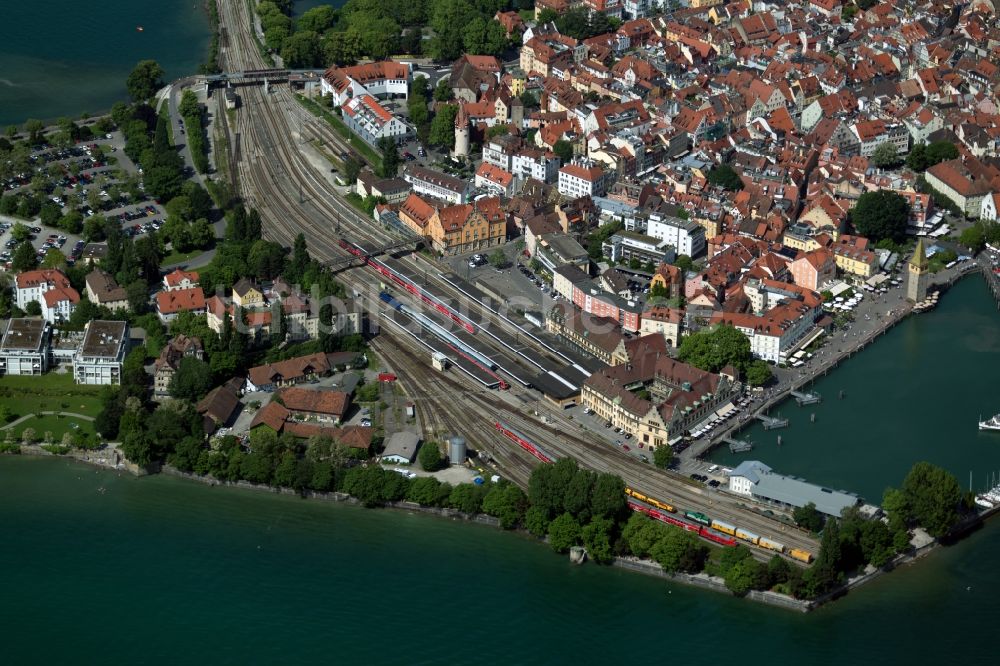 Luftbild Lindau (Bodensee) - Hafenanlagen am Ufer des Hafenbeckens am Lindau Hbf in Lindau (Bodensee) im Bundesland Bayern, Deutschland