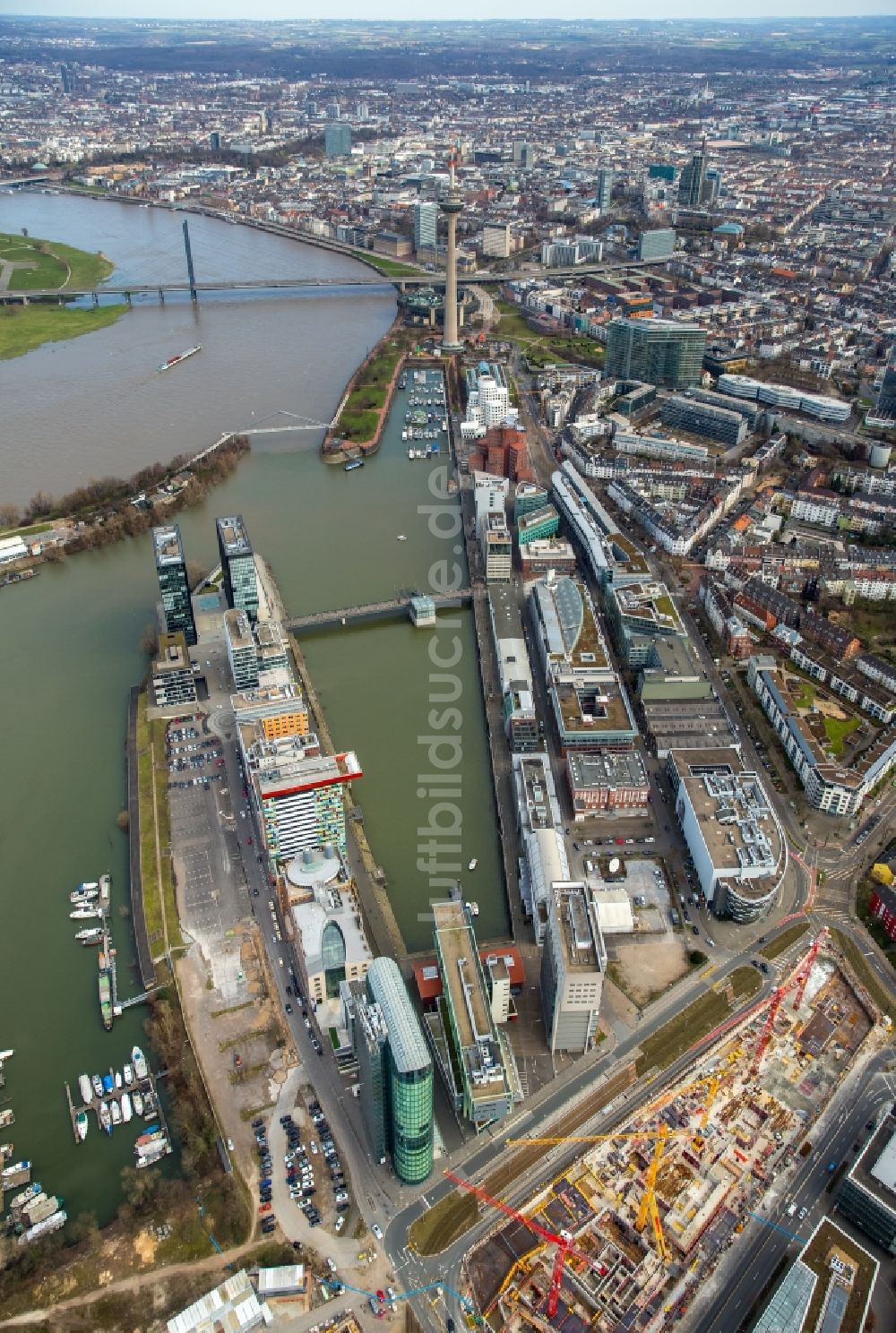 Luftbild Düsseldorf - Hafenanlagen am Ufer des Hafenbeckens am Medienhafen entlang der Speditionstraße in Düsseldorf im Bundesland Nordrhein-Westfalen, Deutschland