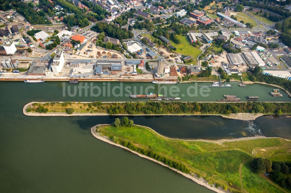 Luftaufnahme Wesel - Hafenanlagen am Ufer des Hafenbeckens an der Mündung des Flusses Lippe in den Strom Rhein in Wesel im Bundesland Nordrhein-Westfalen