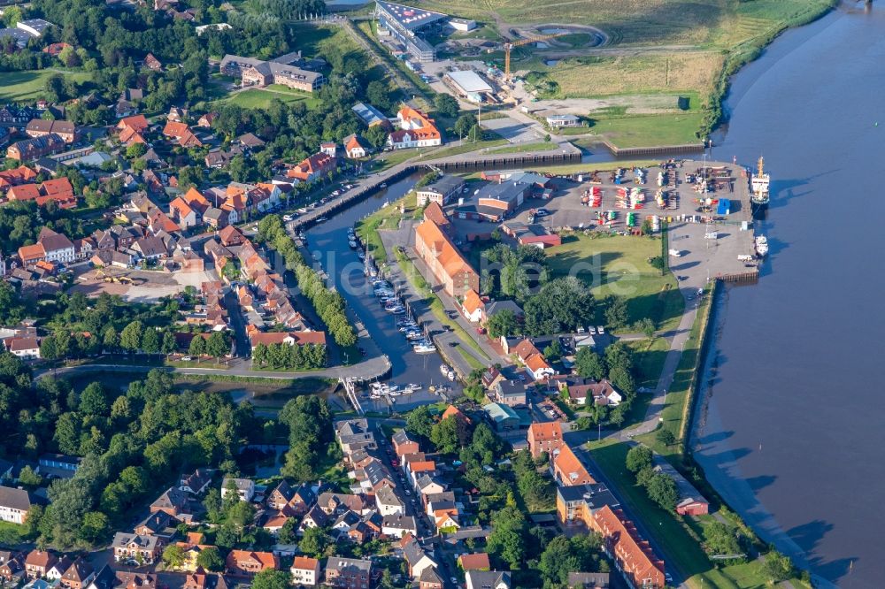 Tönning aus der Vogelperspektive: Hafenanlagen am Ufer des Hafenbeckens Museumshafen Tönning an der Eider in Tönning im Bundesland Schleswig-Holstein, Deutschland