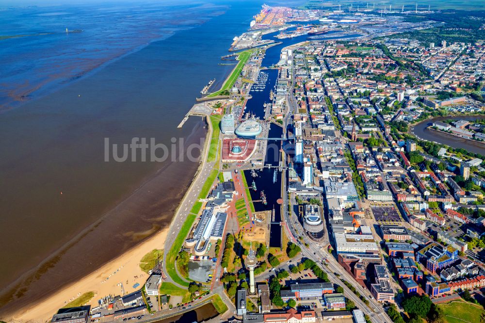 Bremerhaven von oben - Hafenanlagen am Ufer des Hafenbeckens Neuer Hafen in Bremerhaven im Bundesland Bremen, Deutschland