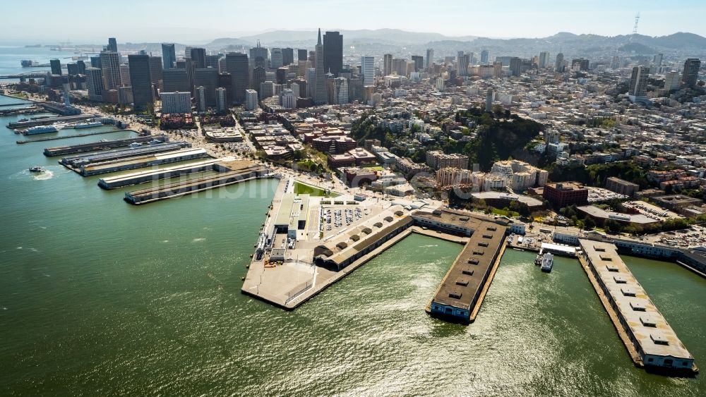 San Francisco von oben - Hafenanlagen am Ufer des Hafenbeckens North Beach in San Francisco in Kalifornien, USA