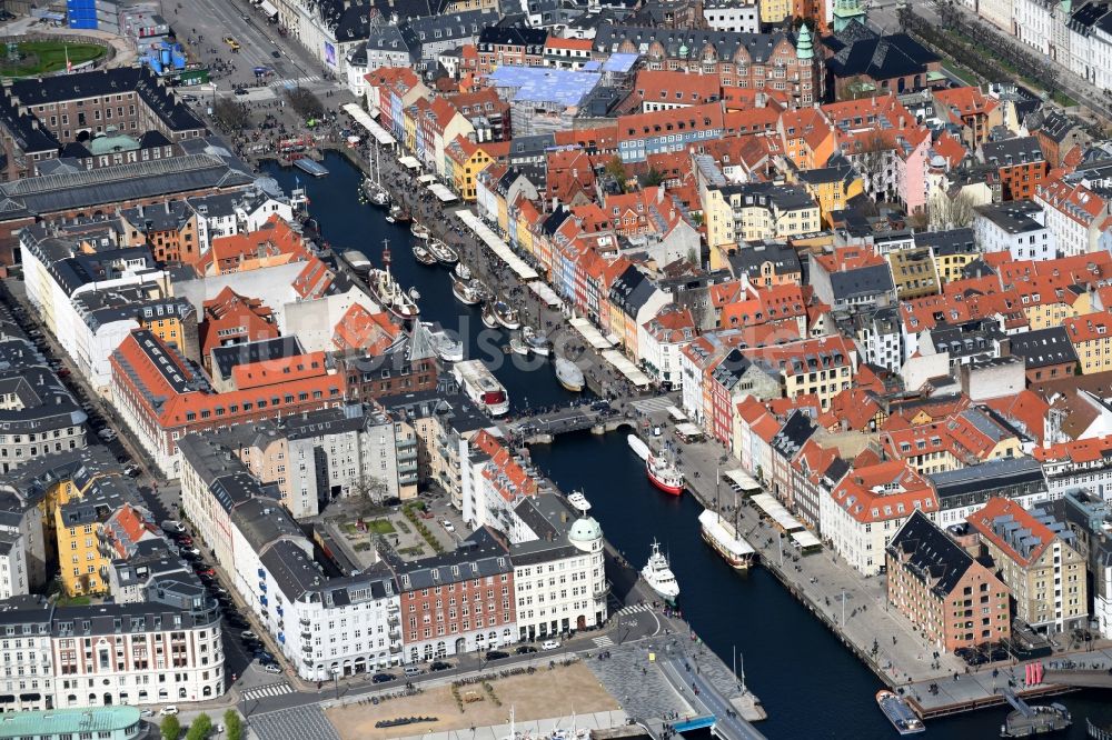 Luftbild Kopenhagen - Hafenanlagen am Ufer des Hafenbeckens Nyhavn in Kopenhagen in Region Hovedstaden, Dänemark