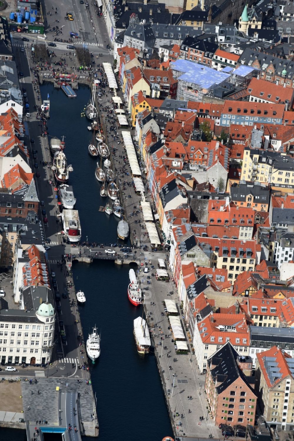 Luftbild Kopenhagen - Hafenanlagen am Ufer des Hafenbeckens Nyhavn in Kopenhagen in Region Hovedstaden, Dänemark