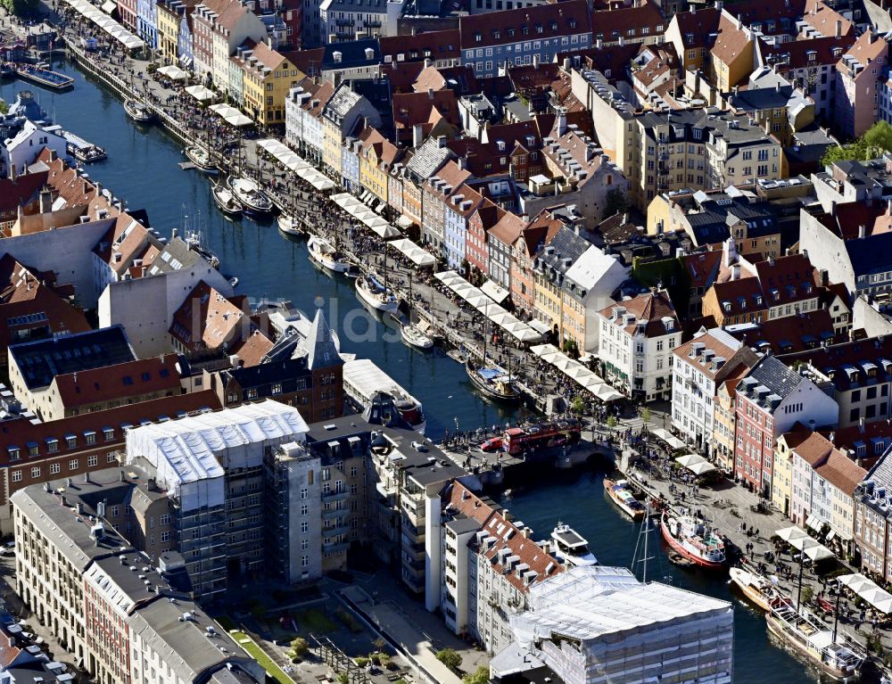 Kopenhagen aus der Vogelperspektive: Hafenanlagen am Ufer des Hafenbeckens Nyhavn in Kopenhagen in Region Hovedstaden, Dänemark