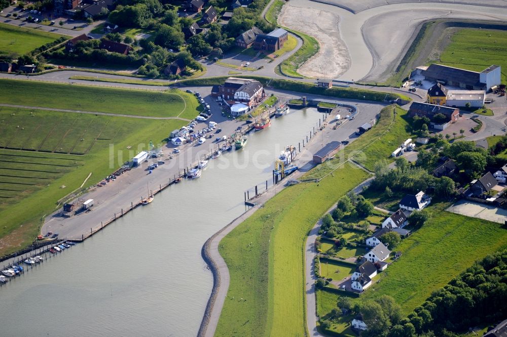 Luftaufnahme Pellworm - Hafenanlagen am Ufer des Hafenbeckens auf Pellworm im Bundesland Schleswig-Holstein