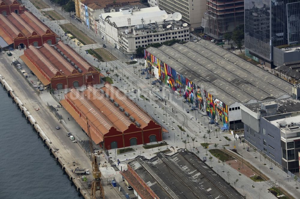 Luftbild Rio de Janeiro - Hafenanlagen am Ufer des Hafenbeckens Porto Maravilha am Olympic Boulevard vor den Sommerspielen der Spiele der XXXI. Olympiade in Rio de Janeiro in Brasilien