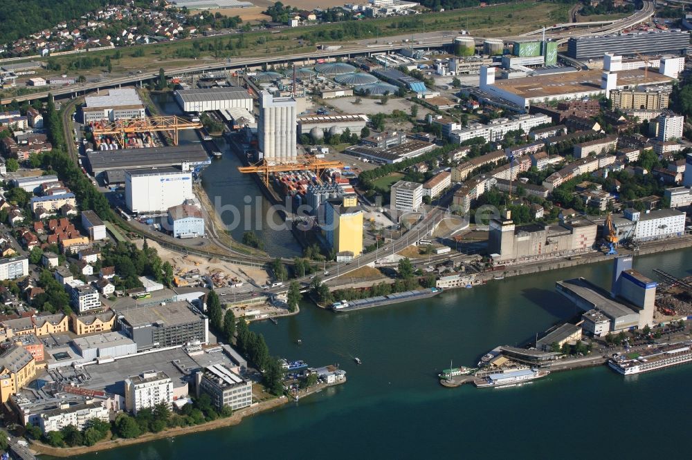 Luftaufnahme Weil am Rhein - Hafenanlagen am Ufer des Hafenbeckens am Rheinhafen im Dreiländereck von Basel, Schweiz und Weil am Rhein im Bundesland Baden-Württemberg, Deutschland