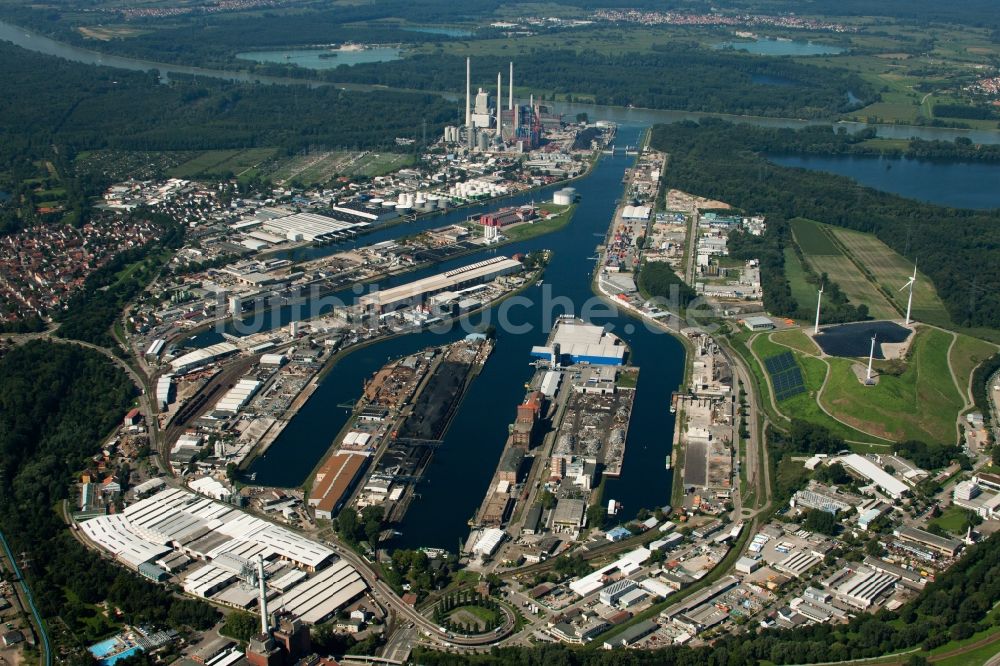 Luftbild Karlsruhe - Hafenanlagen am Ufer des Hafenbeckens Rheinhafen in Karlsruhe im Bundesland Baden-Württemberg