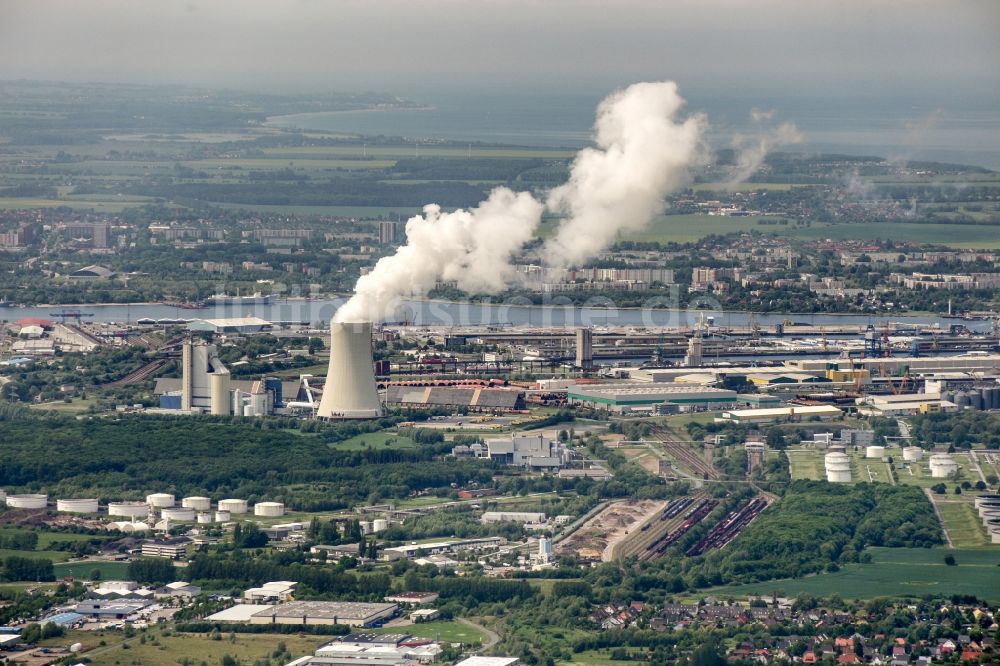 Luftbild Rostock - Hafenanlagen am Ufer des Hafenbeckens in Rostock im Bundesland Mecklenburg-Vorpommern, Deutschland