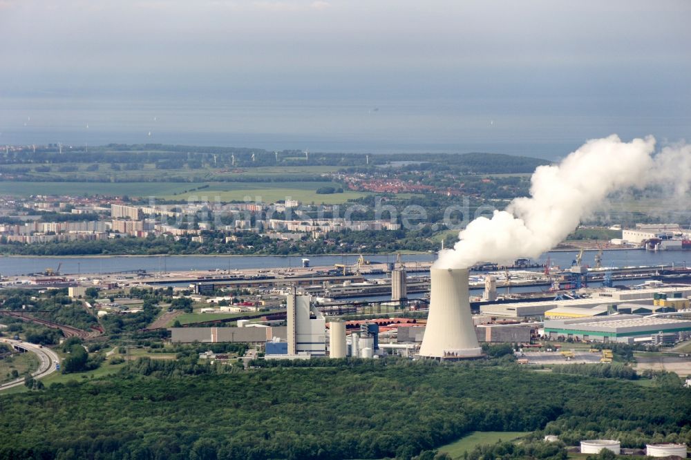 Rostock von oben - Hafenanlagen am Ufer des Hafenbeckens in Rostock im Bundesland Mecklenburg-Vorpommern, Deutschland