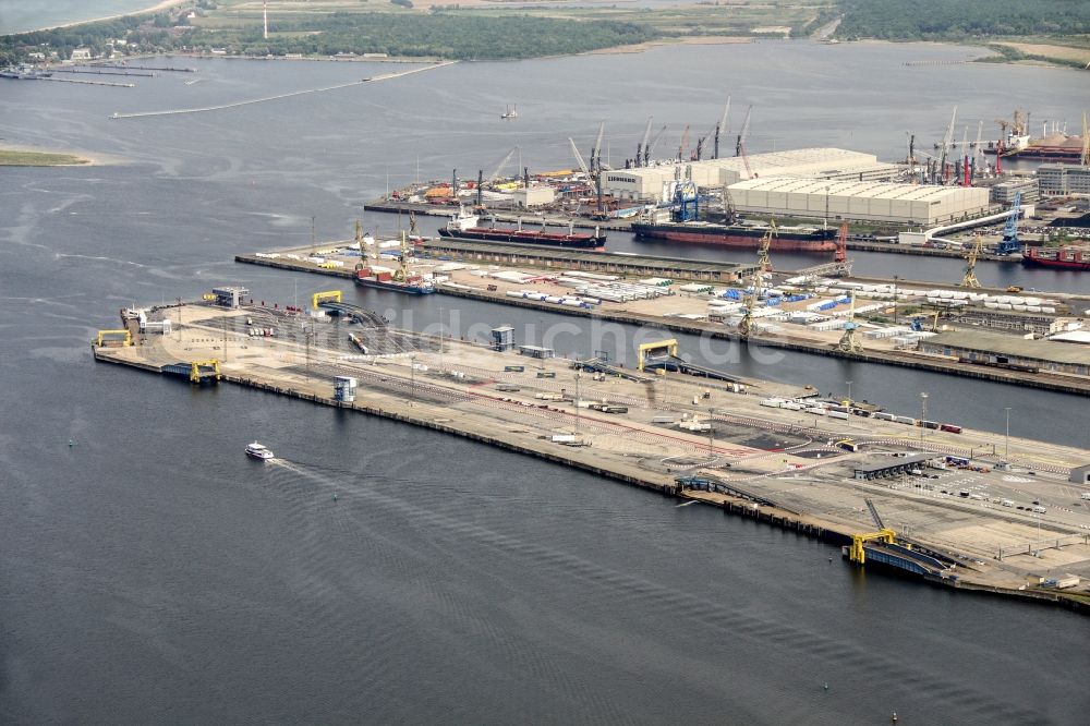 Luftbild Rostock - Hafenanlagen am Ufer des Hafenbeckens in Rostock im Bundesland Mecklenburg-Vorpommern, Deutschland