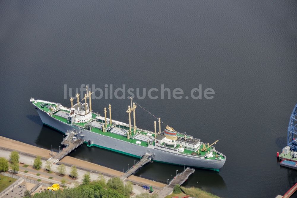 Rostock von oben - Hafenanlagen am Ufer des Hafenbeckens in Rostock im Bundesland Mecklenburg-Vorpommern, Deutschland