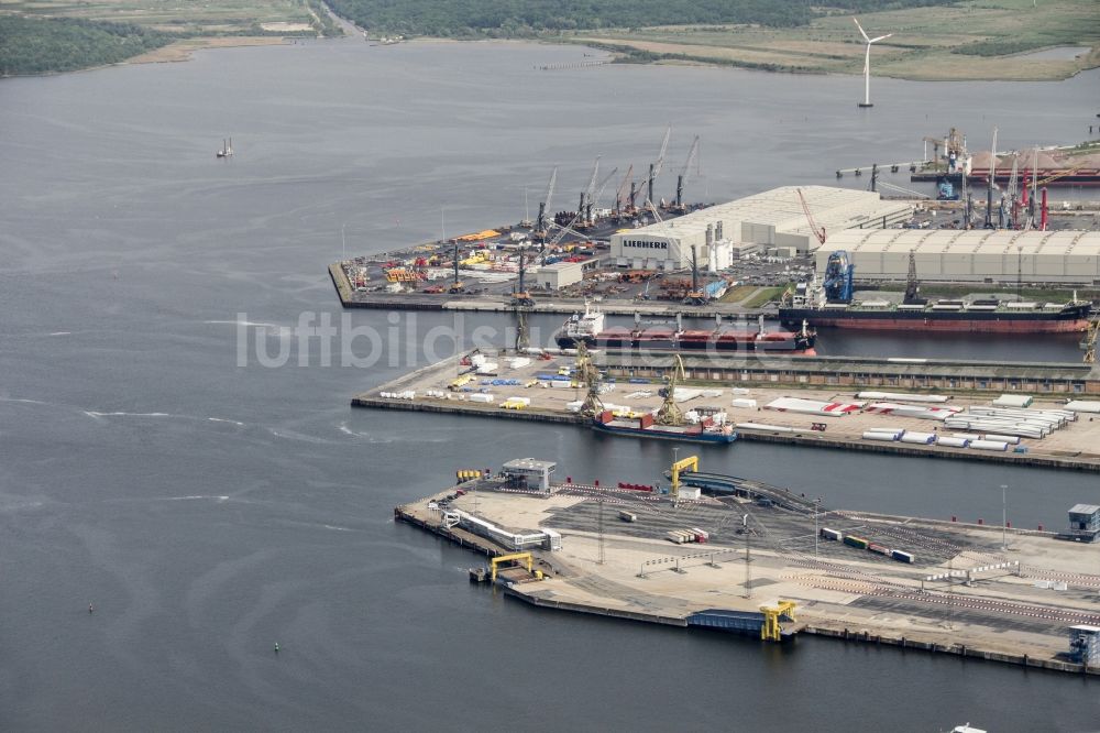 Rostock aus der Vogelperspektive: Hafenanlagen am Ufer des Hafenbeckens in Rostock im Bundesland Mecklenburg-Vorpommern, Deutschland