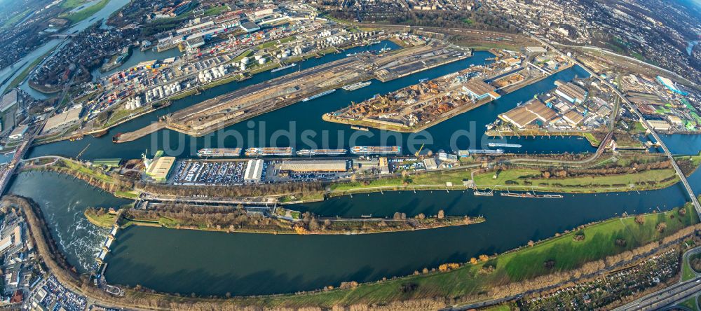 Duisburg von oben - Hafenanlagen am Ufer des Hafenbeckens der Ruhr in Duisburg im Bundesland Nordrhein-Westfalen, Deutschland