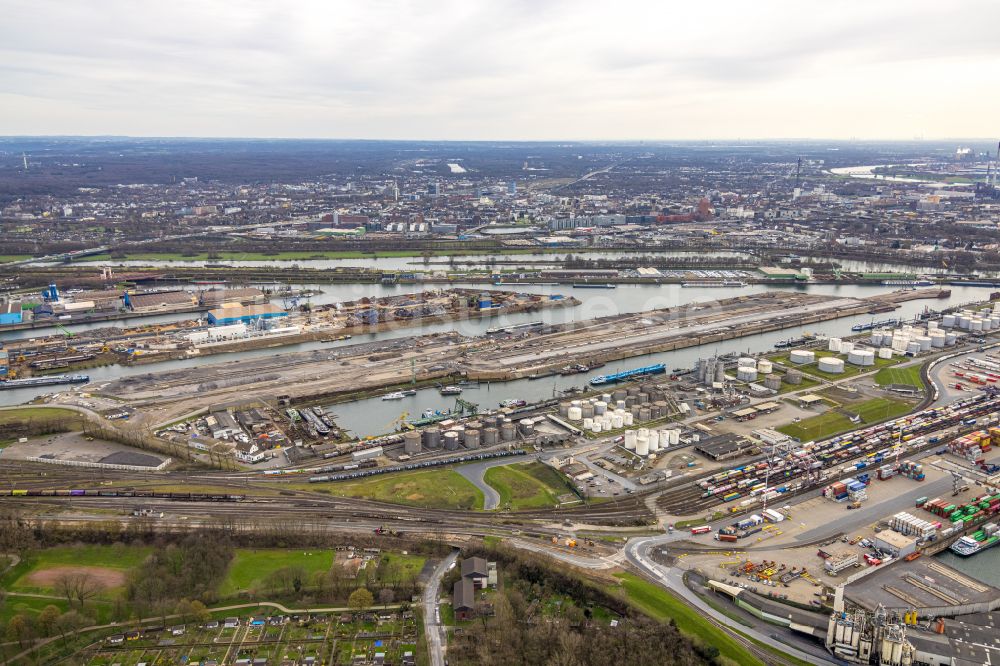 Duisburg aus der Vogelperspektive: Hafenanlagen am Ufer des Hafenbeckens der Ruhr in Duisburg im Bundesland Nordrhein-Westfalen, Deutschland