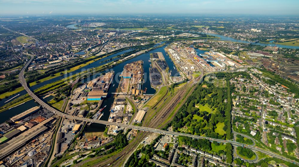 Duisburg von oben - Hafenanlagen am Ufer des Hafenbeckens der Ruhr in Duisburg im Bundesland Nordrhein-Westfalen, Deutschland