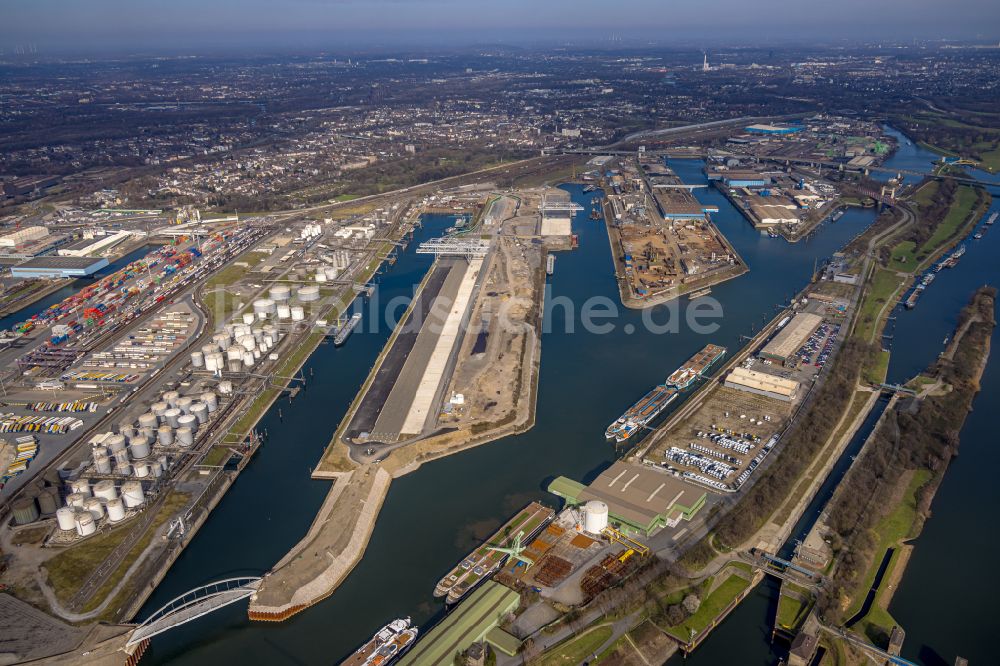 Duisburg von oben - Hafenanlagen am Ufer des Hafenbeckens der Ruhr in Duisburg im Bundesland Nordrhein-Westfalen, Deutschland