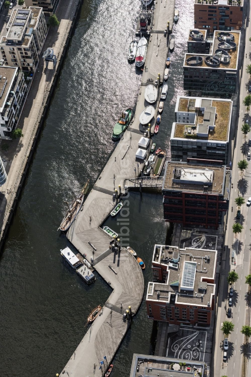 Hamburg aus der Vogelperspektive: Hafenanlagen am Ufer des Hafenbeckens Sandtorhafe/Traditionsschiffhafen in Hamburg, Deutschland