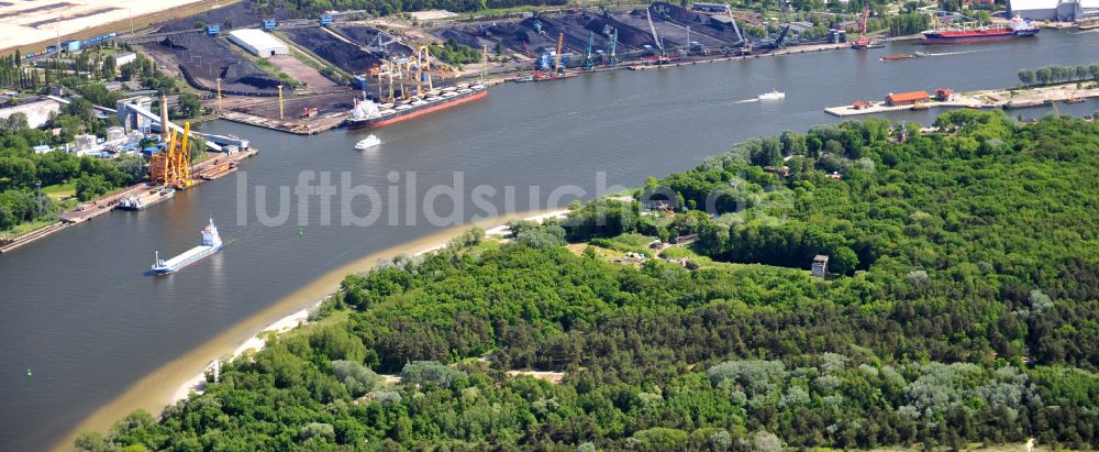 Luftaufnahme Swinemünde - Hafenanlagen am Ufer des Hafenbeckens des Seehafen in Swinemünde in Westpommern, Polen